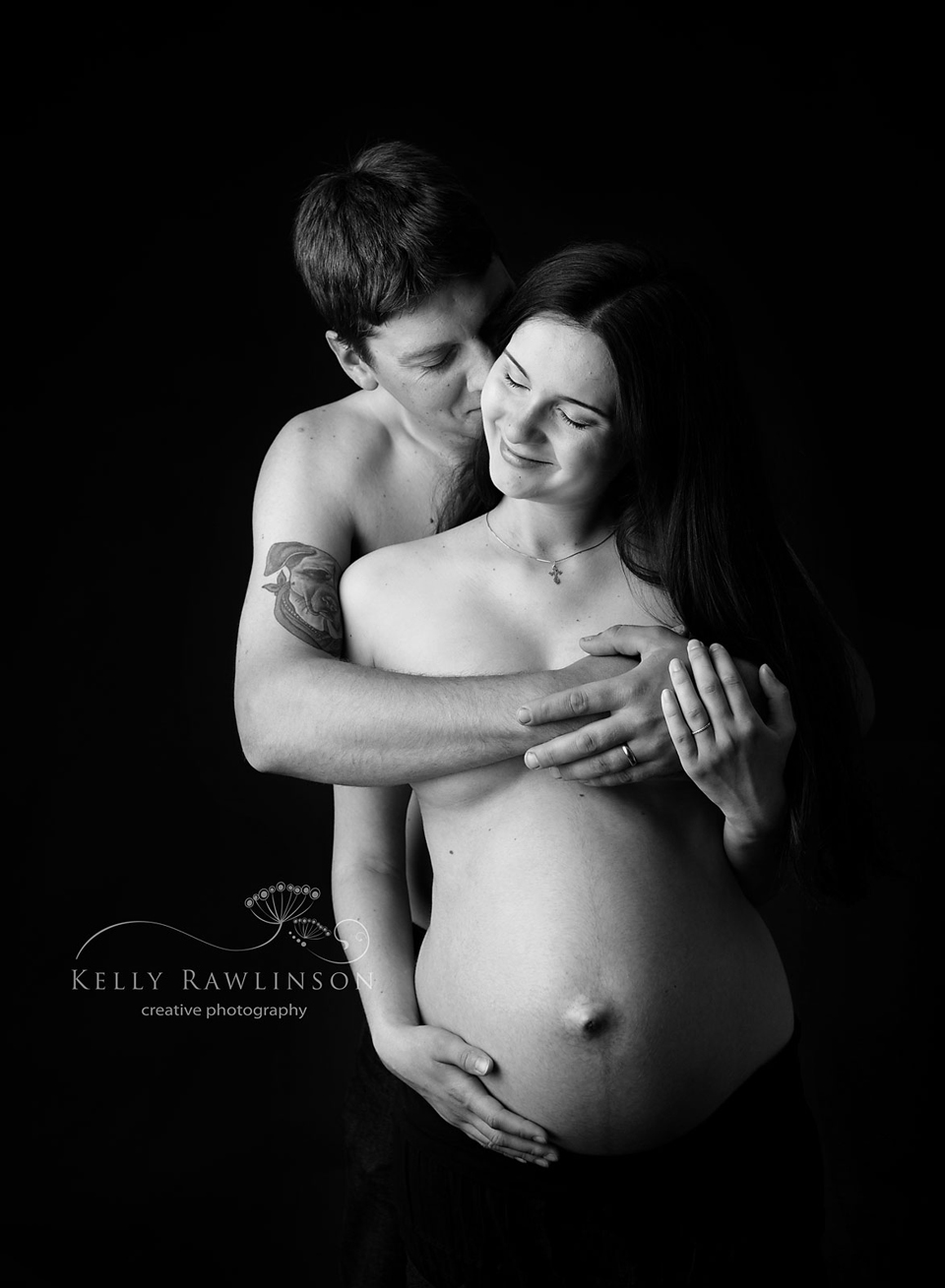 Artistic black and white pregnancy photos