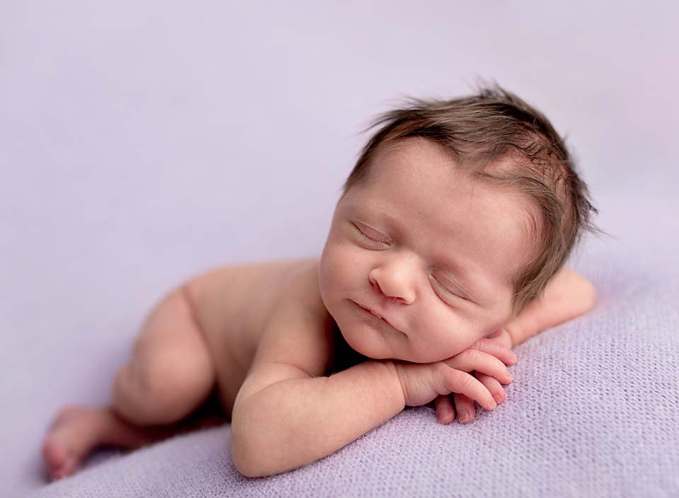 Head on Hands pose by newborn photographer Kelly Rawlinson