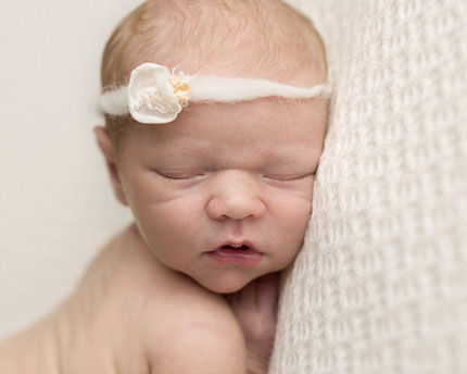 Trained and qualified newborn photographer in keswick ontario