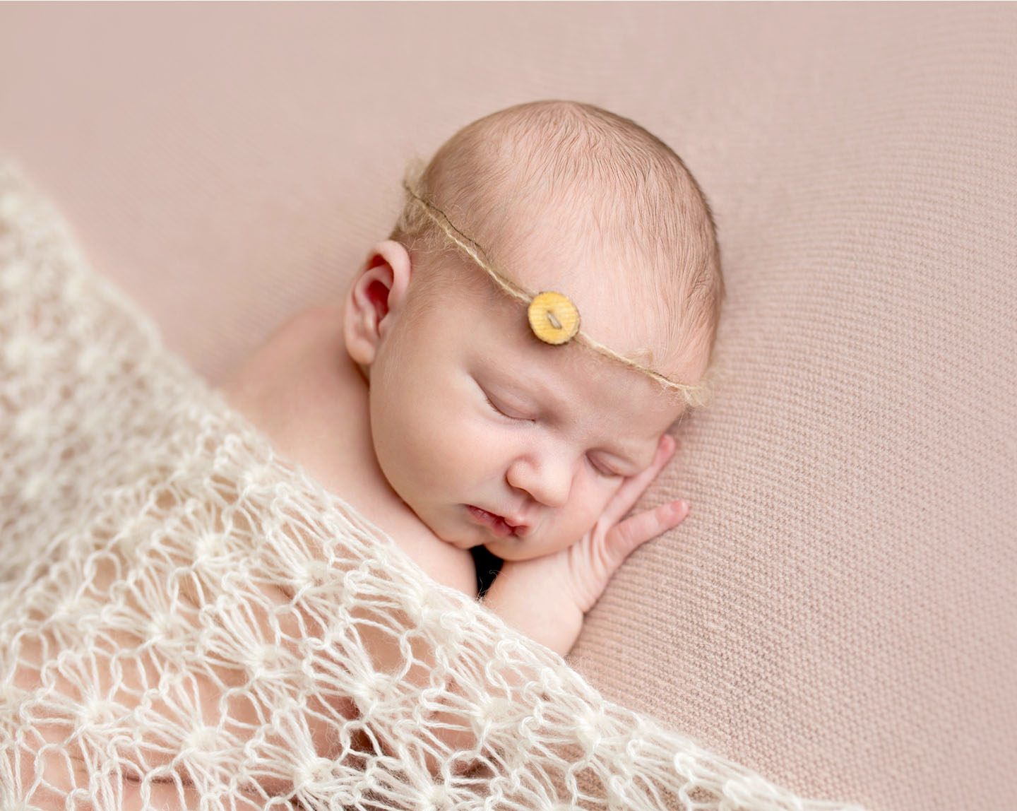 Have a fun and relaxing newborn photoshoot with Kelly